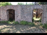 06193 ostia - regio iv - insula ix - edificio (iv,ix,3) - westseite der loggia di cartilio poplicola (iv,ix,1) - 06-2024.jpg